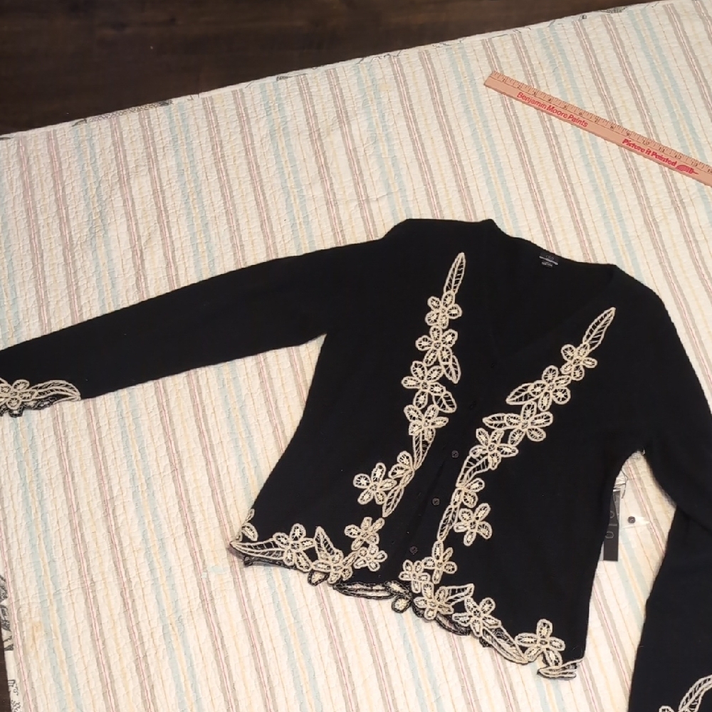 🌼Elegant Black Sweater with White Embroidery